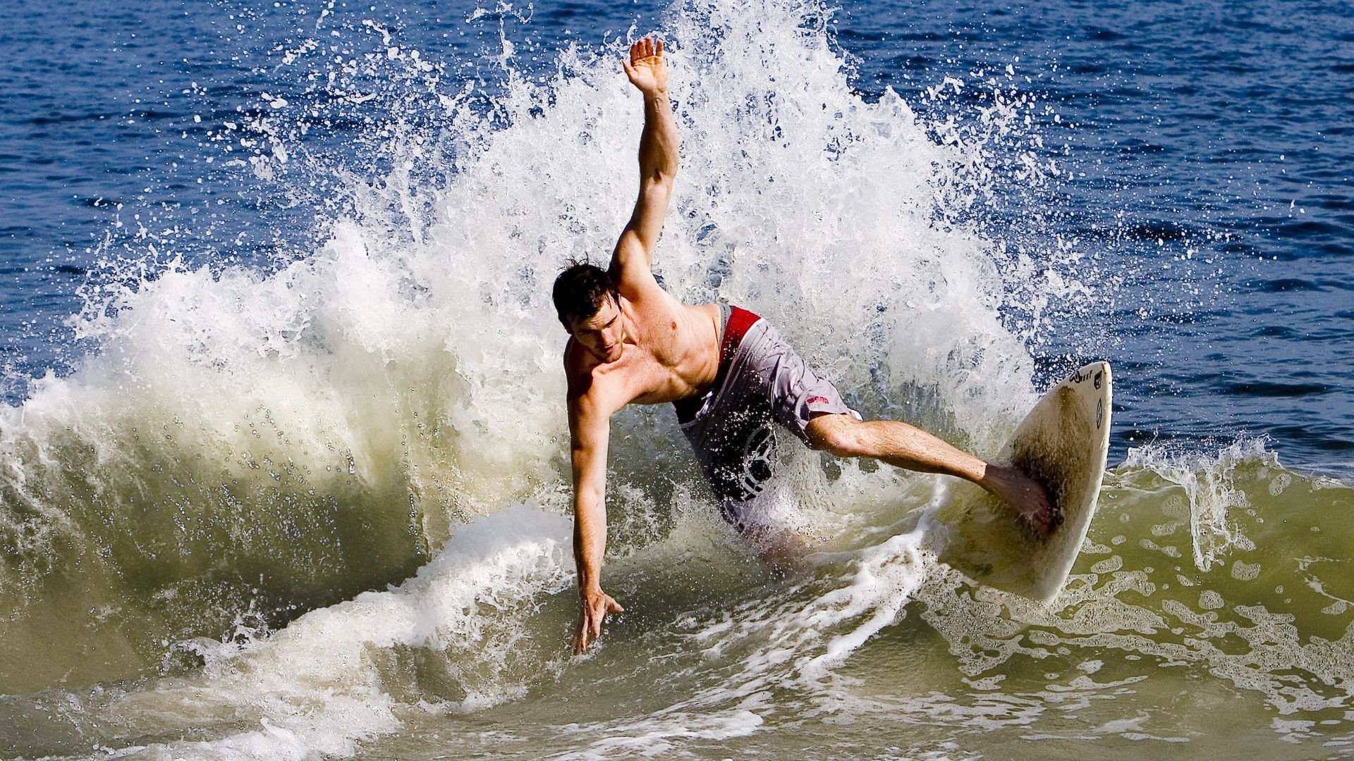 体育赛事直播-红土风暴席卷草场，蒂姆领衔法网军团温网历史性横扫